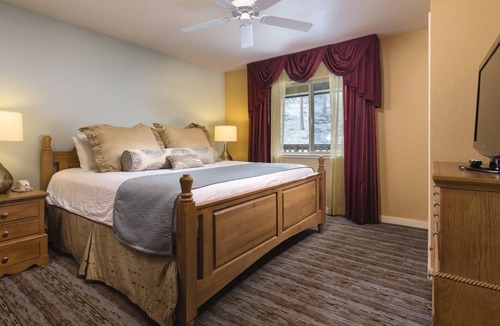Elk Point Resort | Lake Tahoe | Alpine Group Retreat | Pool + Lake | 3BR Sleeps 8