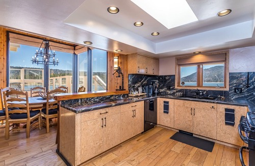 Big Bear Lake House | Lakefront Retreat: Mountains, Hot Tub, Dock, Kayaks. Breathtaking Sunset Getaway
