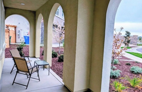 Tracy House | Lakeside luxury: Designer park-front suite with Garage
