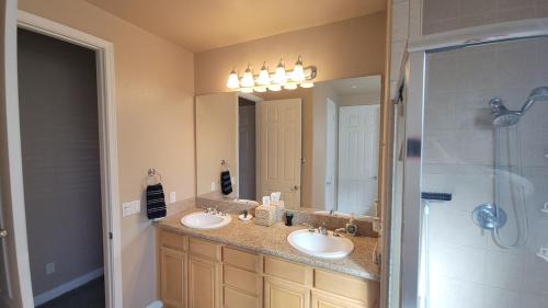 Santa Paula Bed & Breakfast | Large bedroom and bathroom with private entrance