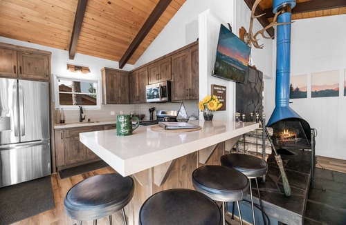 Moonridge Cabin | Large Fenced Yard | Fire Pit | A/C | EV Charger | Mountain View at Antler Inn