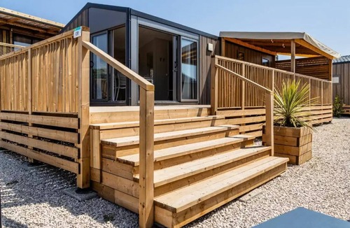 Messery House | Large Premium 4-Room Mobile Home for 6 People, Air-Conditioned + TV
