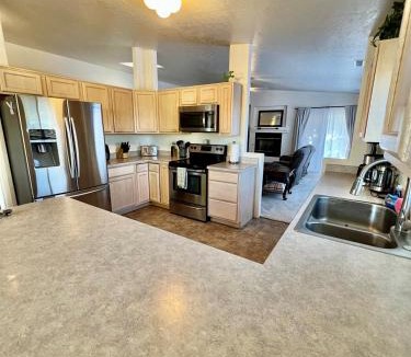 Prescott House | Large Prescott Home w3-car Garage Central & Quiet