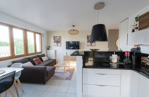 Saint-Denis Apartment | LE PETIT SESAME L' évasions cosy jacuzzi terrace wifi parking 2 steps stadiumDF