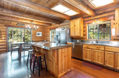 Truckee Cabin | Liberty Lodge - Spacious Log Cabin with Private Hot Tub, Bunk Room, in Lower Tahoe Donner