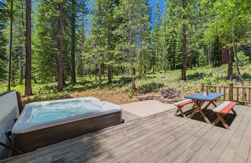 Truckee Cabin | Liberty Lodge - Spacious Log Cabin with Private Hot Tub, Bunk Room, in Lower Tahoe Donner