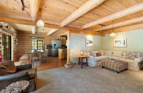 Truckee Cabin | Liberty Lodge - Spacious Log Cabin with Private Hot Tub, Bunk Room, in Lower Tahoe Donner