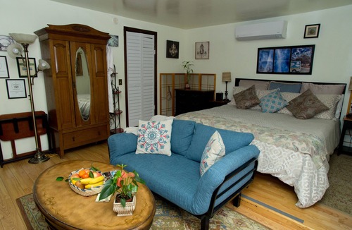 Sherman Oaks Bed & Breakfast | Life is Good Bed and Breakfast