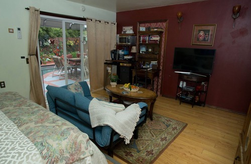 Sherman Oaks Bed & Breakfast | Life is Good Bed and Breakfast