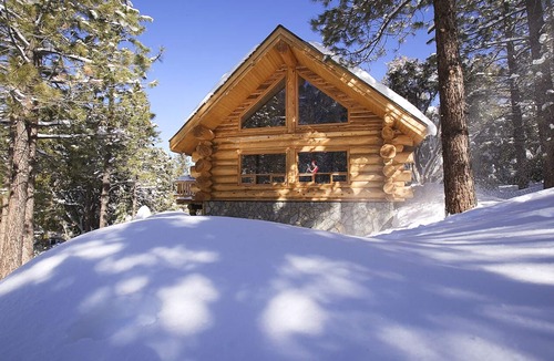 Pine Mountain Club House | Log Cabin Get Away: A Perfect Mountain Retreat