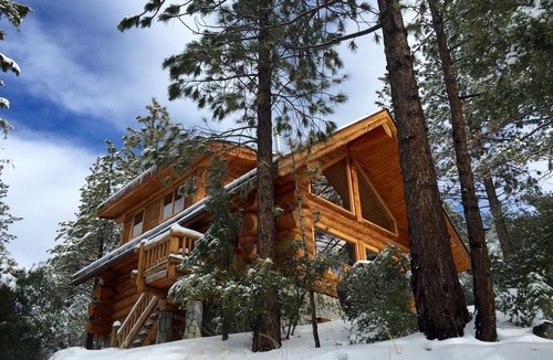 Pine Mountain Club House | Log Cabin Get Away: A Perfect Mountain Retreat