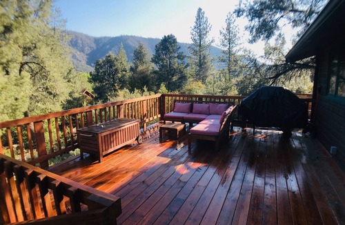 Pine Mountain Club Cabin | Log cabin w/sauna, cinema, deck, tree house, trampoline AND easy walk to town.