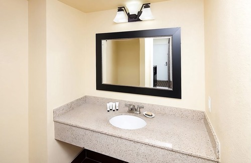 Redding House | Look No Further! 3 Relaxing Units, Outdoor Pool, FREE Parking, Pets Allowed!