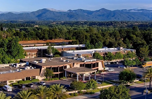 Redding House | Look No Further! 3 Relaxing Units, Outdoor Pool, FREE Parking, Pets Allowed!