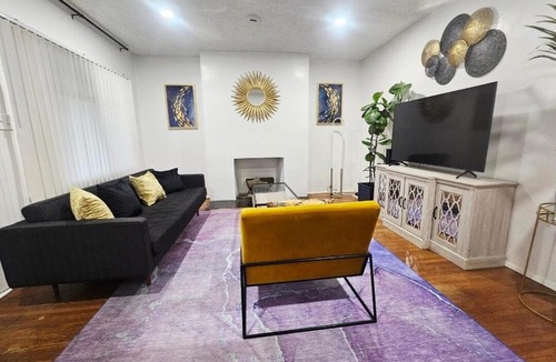 Los Angeles House | LOS ANGELES 6 BR HOME - Sleeps 8-10 - FREE PARKING -BBQ