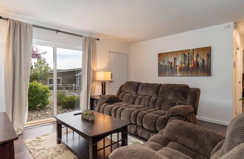 Northeast Reno Condo | Lovely 1-bedroom condo with spectacular view pool