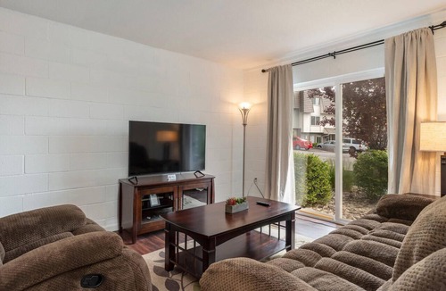Northeast Reno Condo | Lovely 1-bedroom condo with spectacular view pool