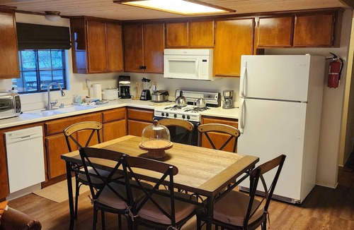 Big Bear Lake Cabin | Lovely 2-bedroom cozy cabin in center of Big Bear Lake, close to all attractions