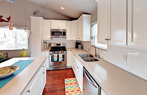 El Segundo House | Lovely home 1 block to Main St and near the beach w/ patio - snowbirds welcome