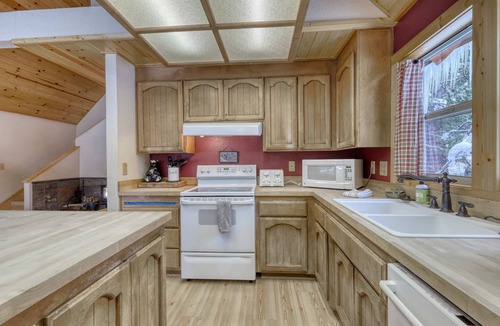Truckee Ski Chalet | Lovely mountain cabin with hot tub, pools, sauna & dock - near skiing, golf