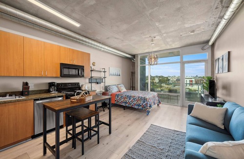 Smart Corner Apartment | Lovely Studio near Gaslamp San Diego with 1 free parking and roof top