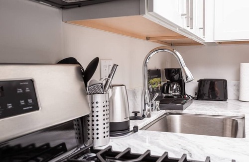Bankers Hill Apartment | Lovely Studio w Full Kitchen in Heart of San Diego