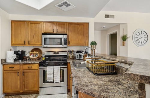 Villa De Paz Condo | Lush 2-bedroom condo w/WiFi, AC, gym, near State Farm Arena, Shopping and more!