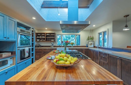 Paso Robles House | Luxe 5BR Spanish Villa w/Pool & Spa in Paso Wine Country