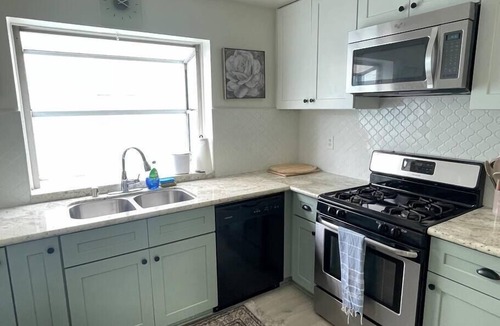 Venice House | Luxe large 2BR, Steps to Beach w Roof Deck & Free Parking, Excellent Location