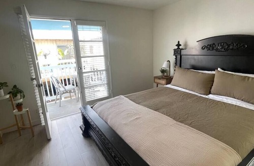 Venice House | Luxe large 2BR, Steps to Beach w Roof Deck & Free Parking, Excellent Location