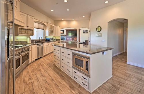 Vista Cottage | Luxe Vista Getaway w/Private Pool & Hot Tub!