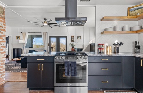 Prescott House | LuxHistoric Retreat, Whiskey Room, Mins to DT