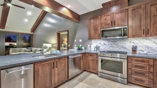 South Lake Tahoe Apartment | Luxury 3Br Residence steps from Heavenly Village & Gondola