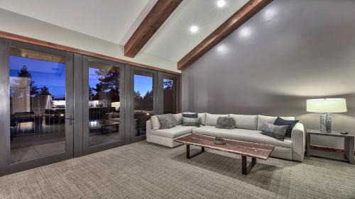 South Lake Tahoe Apartment | Luxury 3Br Residence steps from Heavenly Village & Gondola