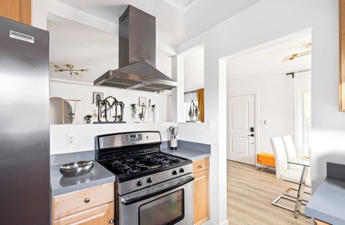 Burbank House | Luxury 5BR Retreat | Pool, Spa & Near Universal