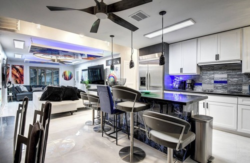 Tempe House | Luxury 7BR Pool & Spa Retreat in Tempe – 7 Kings or 14 Total Beds -Customizable!