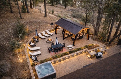 Upper Moonridge Cabin | Luxury Cabin Movie Theater Hot Tub house Generator Treehouse 1 Acre