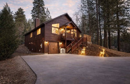 Upper Moonridge Cabin | Luxury Cabin Movie Theater Hot Tub house Generator Treehouse 1 Acre