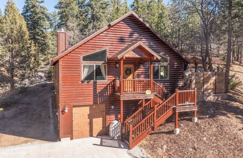 Upper Moonridge Cabin | Luxury Cabin Movie Theater Hot Tub house Generator Treehouse 1 Acre