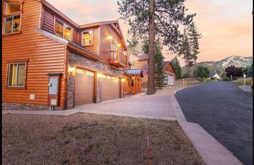 Moonridge House | Luxury Cabin-Walk to Bear Mountain Resort, Trails & Golf