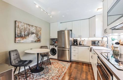Central Sacramento Cottage | Luxury Cottage in East Sac Walk & Bike to McKinley Park, Midtown & Downtown