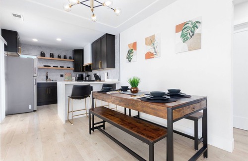 Valencia Park House | Luxury & Cozy Getaway w/Skyline Views! 10 mins to Downtown - Patio/Fire Pit/BBQ