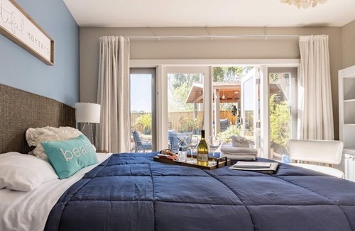 Del Mar Heights House | Luxury Del Mar Ocean Retreat Near Beach w Kitchenette, Spa Bath & 2 beds