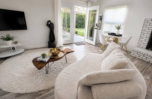 Los Altos House | Luxury huge private entrance and backyard suit in Long Beach