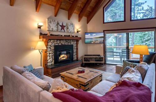 Truckee House | Luxury Mountain Pet-Friendly Cabin | Golf Views & Sleeps 13