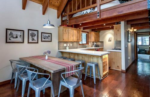 Truckee House | Luxury Mountain Pet-Friendly Cabin | Golf Views & Sleeps 13