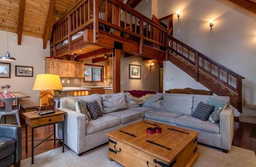 Truckee House | Luxury Mountain Pet-Friendly Cabin | Golf Views & Sleeps 13