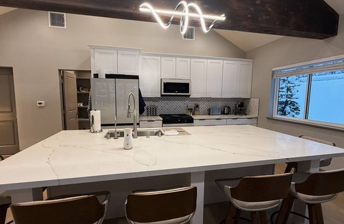 Pla-Vada Woodlands House | Luxury Mountain Retreat Near Donner Pass -brand new property sleeps 12