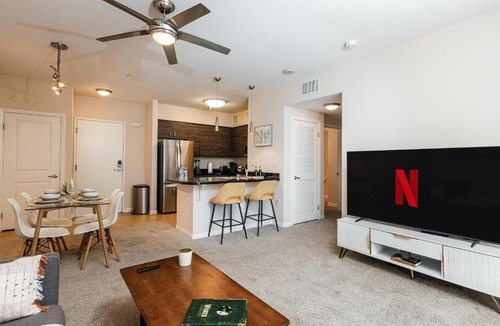 Miracle Mile Apartment | Luxury One Bedroom minutes from The Grove
