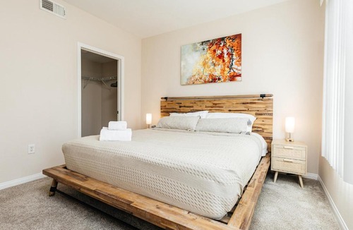 Miracle Mile Apartment | Luxury One Bedroom minutes from The Grove